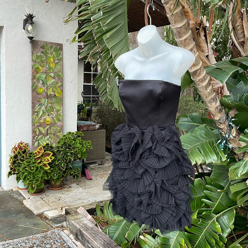 Strapless dress with rosette flower  pleated skirt